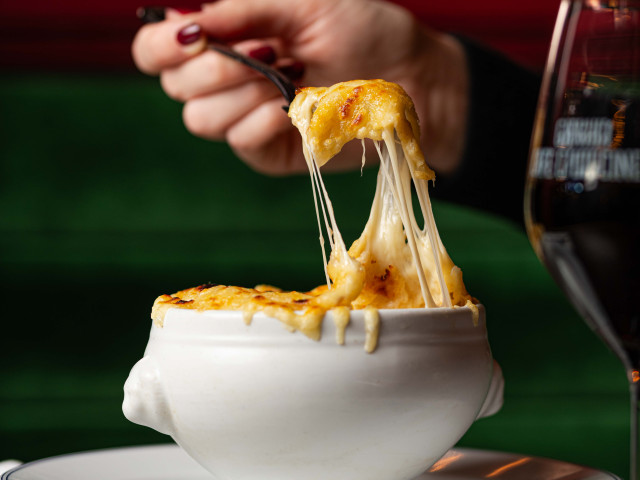 Le Grand Café Capucines SOUPE À L'OIGNON À LA PARISIENNE