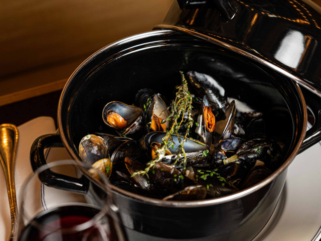 Le Grand Café Capucines MOULES AU CHABLIS