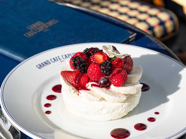 Le Grand Café Capucines PAVLOVA AUX FRUITS ROUGES