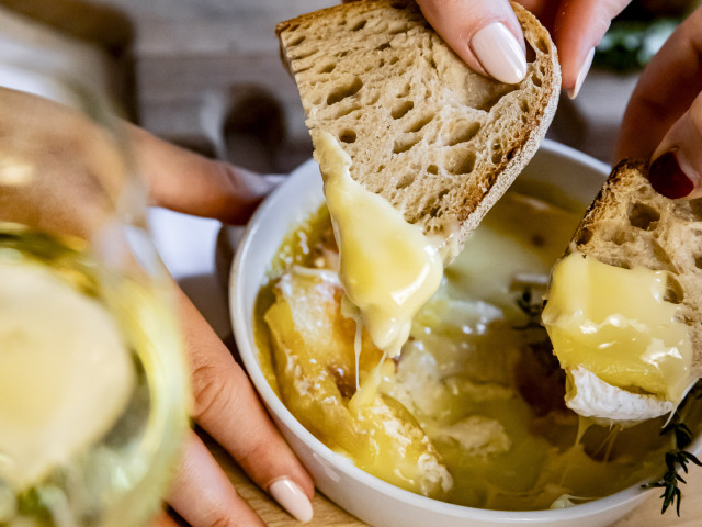 Au Pied de Cochon Demi-camembert au lait cru rôti