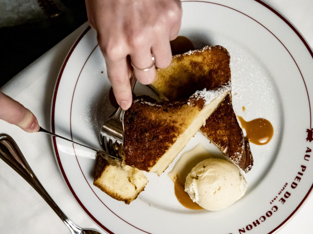 Au Pied de Cochon Brioche perdue au caramel beurre salé