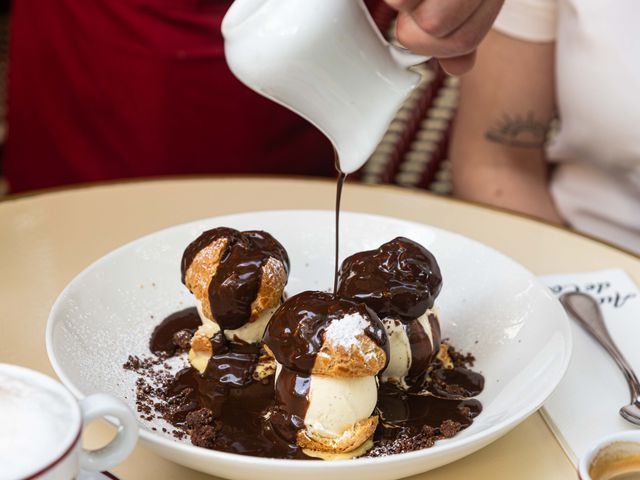 Au Pied de Cochon Profiteroles au chocolat chaud