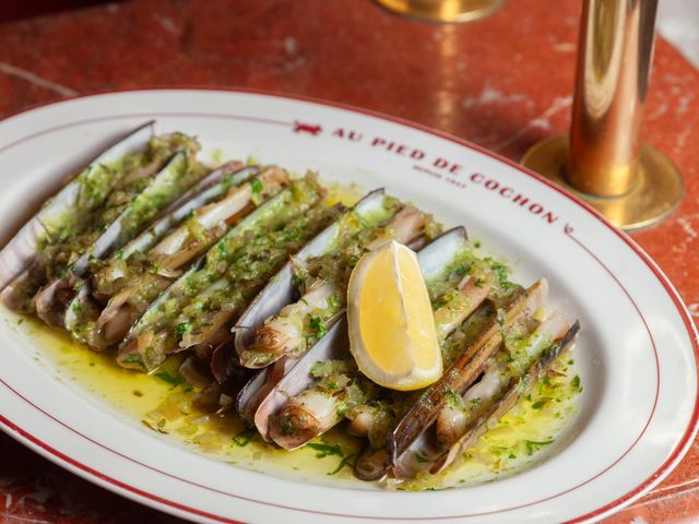 Au Pied de Cochon Couteaux en persillade