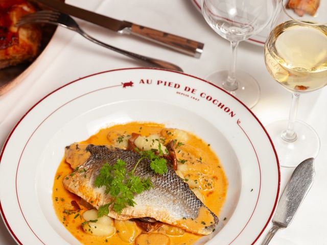Au Pied de Cochon Filet de bar rôti