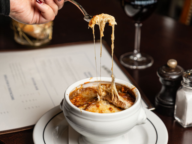 Brasserie Vaudeville GRATINÉE À L'OIGNON À LA PARISIENNE