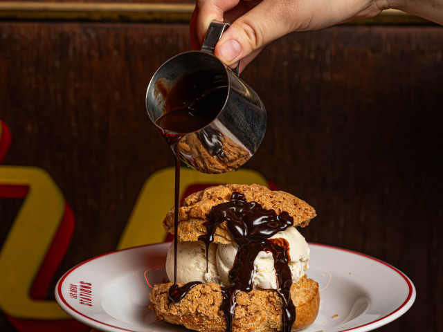 Les Deux Stations PROFITEROLE XXL AU CHOCOLAT CHAUD