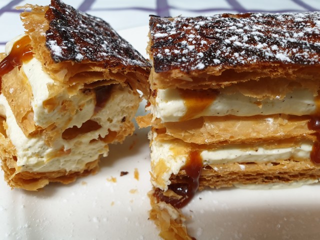 Auberge Pyrénées Cévennes Mille Feuilles à la vanille Bourbon de Madagascar et caramel au beurre salé 