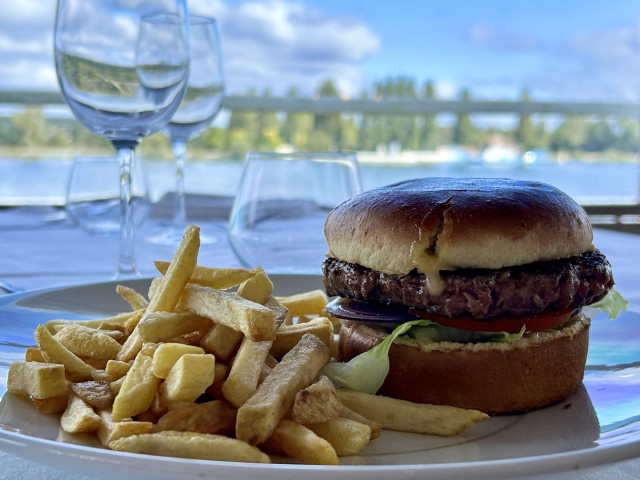 Restaurant Le Saint Pierre Burger du boucher façon Saint-Pierre, frites maison