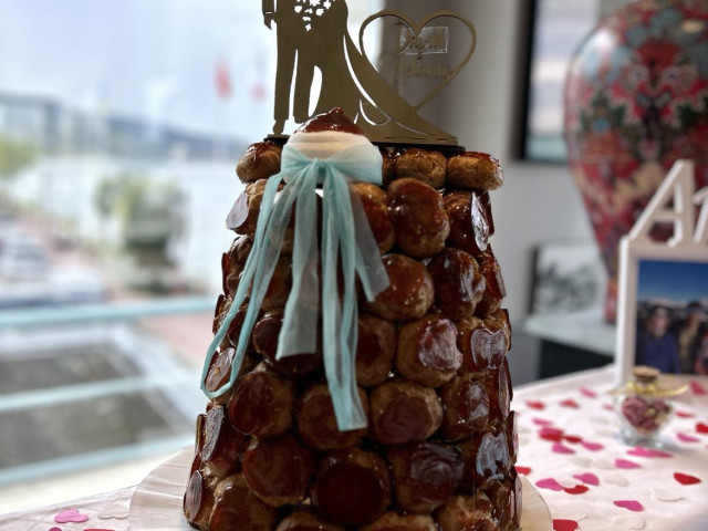 Restaurant Le Saint Pierre Pièce montée en choux à la nougatine maison, mariage au Saint-Pierre