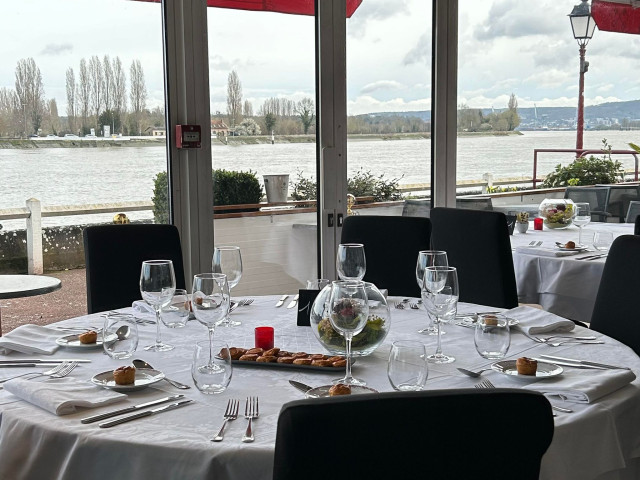 Restaurant Le Saint Pierre Tables rondes - Salle Saint-Pierre (bord de Seine)
