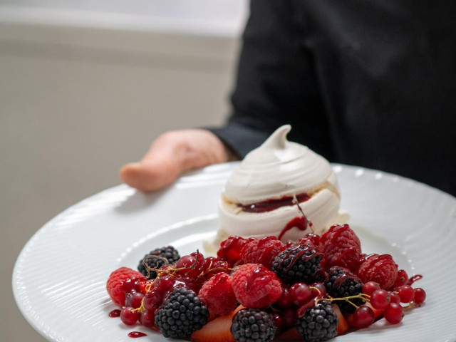 Restaurant Le Saint Pierre Pavlova aux fruits rouges