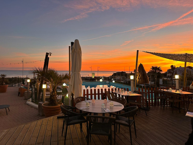 Restaurant face à la mer Coucher de soleil aux Sables