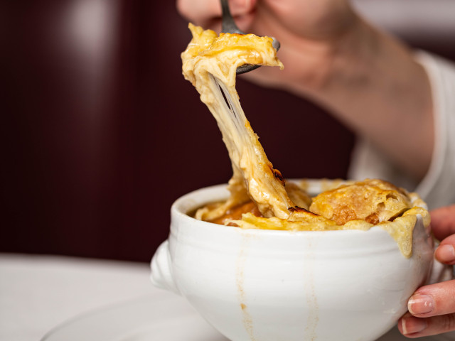 L'Alsace Soupe à l’oignon gratinée à la parisienne
