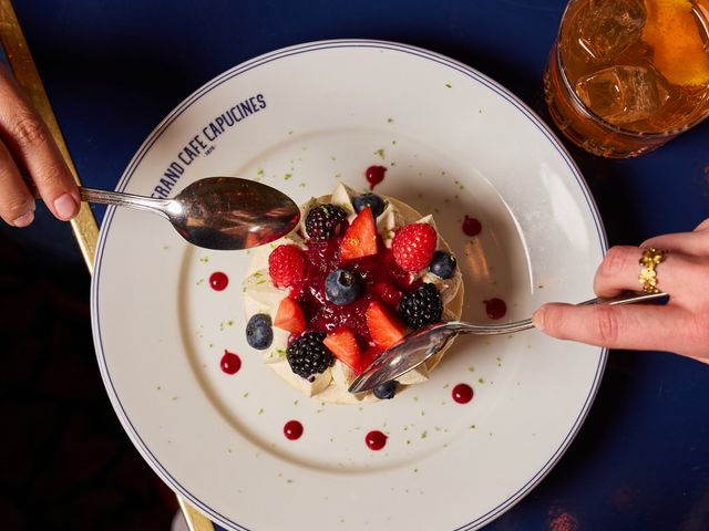 Le Grand Café Capucines Pavlova aux fruits rouges