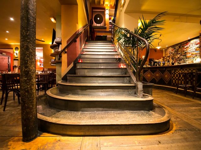 Zango Paris 1er Zango salle principale et espace bar.jpg