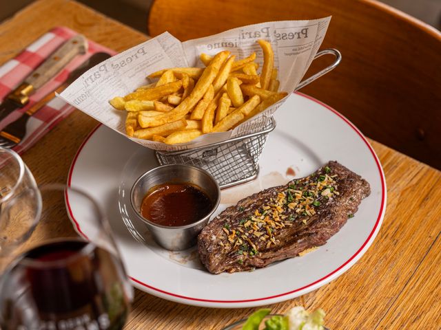 Les Deux Stations Bavette sauce au poivre, frites maison