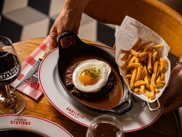 Les Deux Stations Steak à cheval 230g, sauce au poivre, frites maison