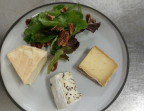 Photo assiette de fromage de région, salade et noix - Le 43