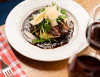 Photo Bavette d’angus, sauce au vin rouge, purée de pommes de terre, roquette et parmesan - CHEZ MICHEL