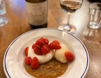 Photo Vacherin à la fraise, confiture de rhubarbe et glace au fromage blanc - CHEZ MICHEL