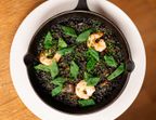 Photo Arros negro (poulet, échine de porc, gambas  et légumes  d’été) - CHEZ MICHEL