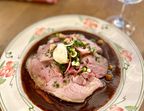 Photo Gigot d’agneau, limousin, jus corsé au romarin, piquillos, pois chiches et petit pois - CHEZ MICHEL