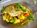 Photo Poisson du jour, mélange de légumes et bouillon végétal au curcuma - Issy Guinguette