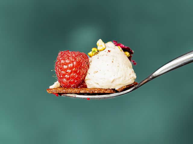 Tartelette framboise, rose et pistache