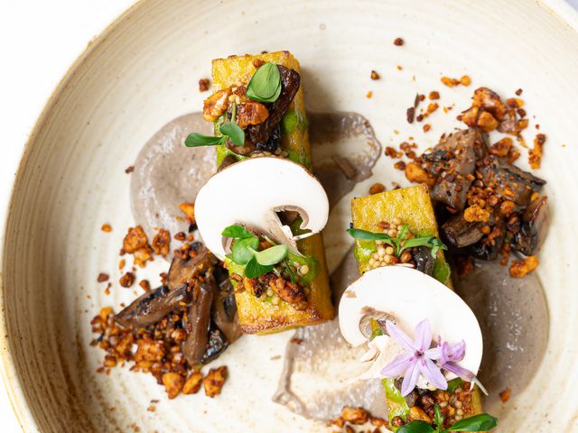 Polenta grillée, crème de champignons et crumble de noix