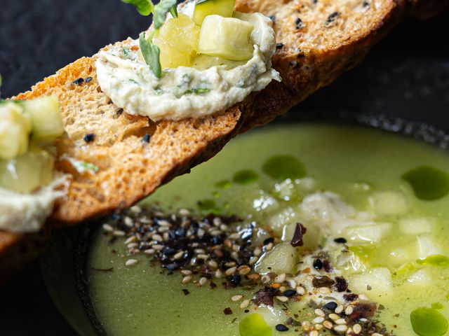 Gaspacho de concombre & céleri, ricotta au kosho