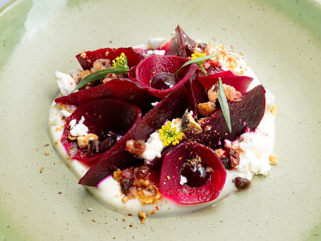 Betteraves confites, mûres et labneh
