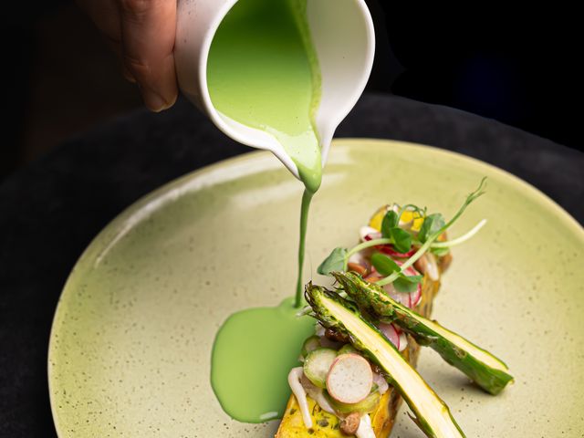 Frittata aux herbes, asperges snackées, yuzu