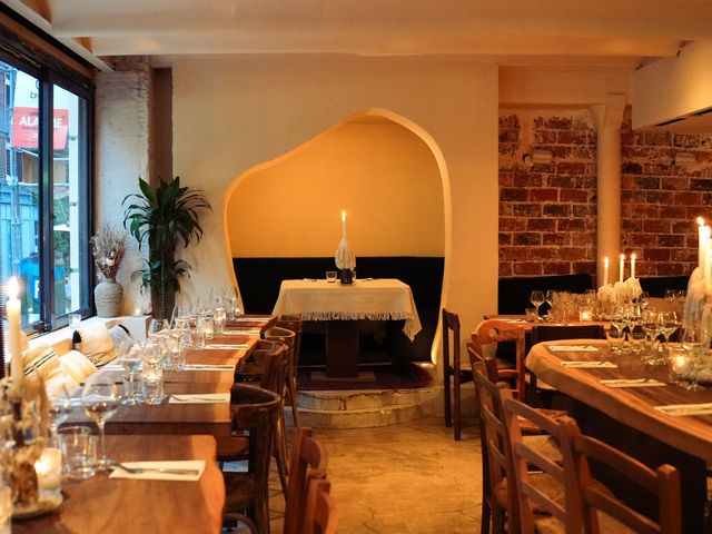 AMA Salle du fond et alcôve aux murs de brique