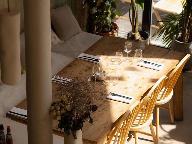 AMA Table dressée en lumière naturelle