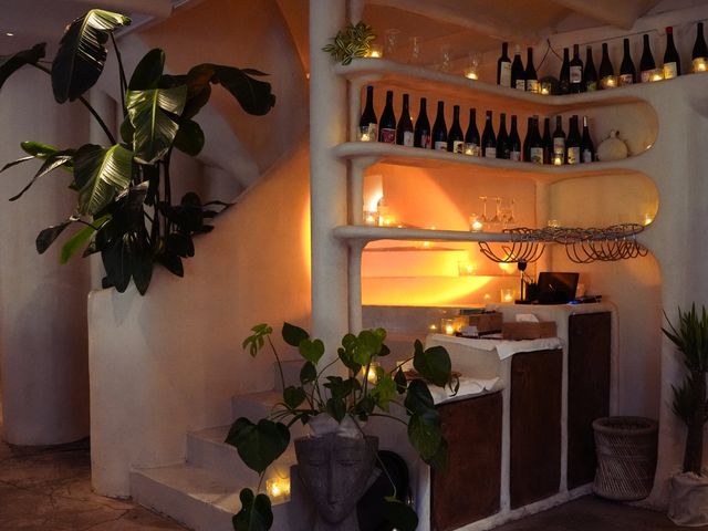 AMA Escalier, bouteilles de vin et plantes