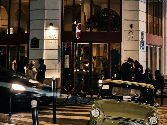AMA Façade de nuit à l'angle de la rue Bichat, Paris 10e
