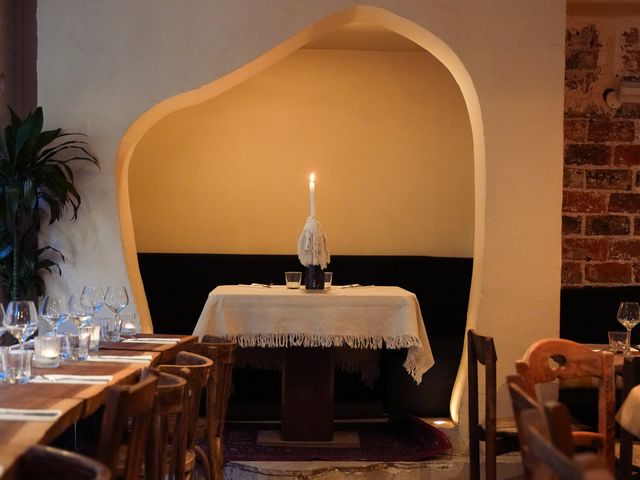 AMA Alcôve aux murs arrondis et table dressée