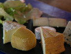 Photo Les fromages à choisir dans la vitrine - Bombance