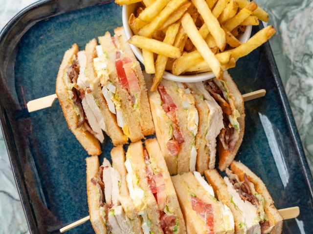 LE Drugstore 