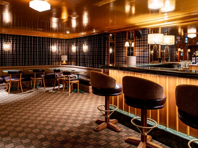 PUBLIC HOUSE 